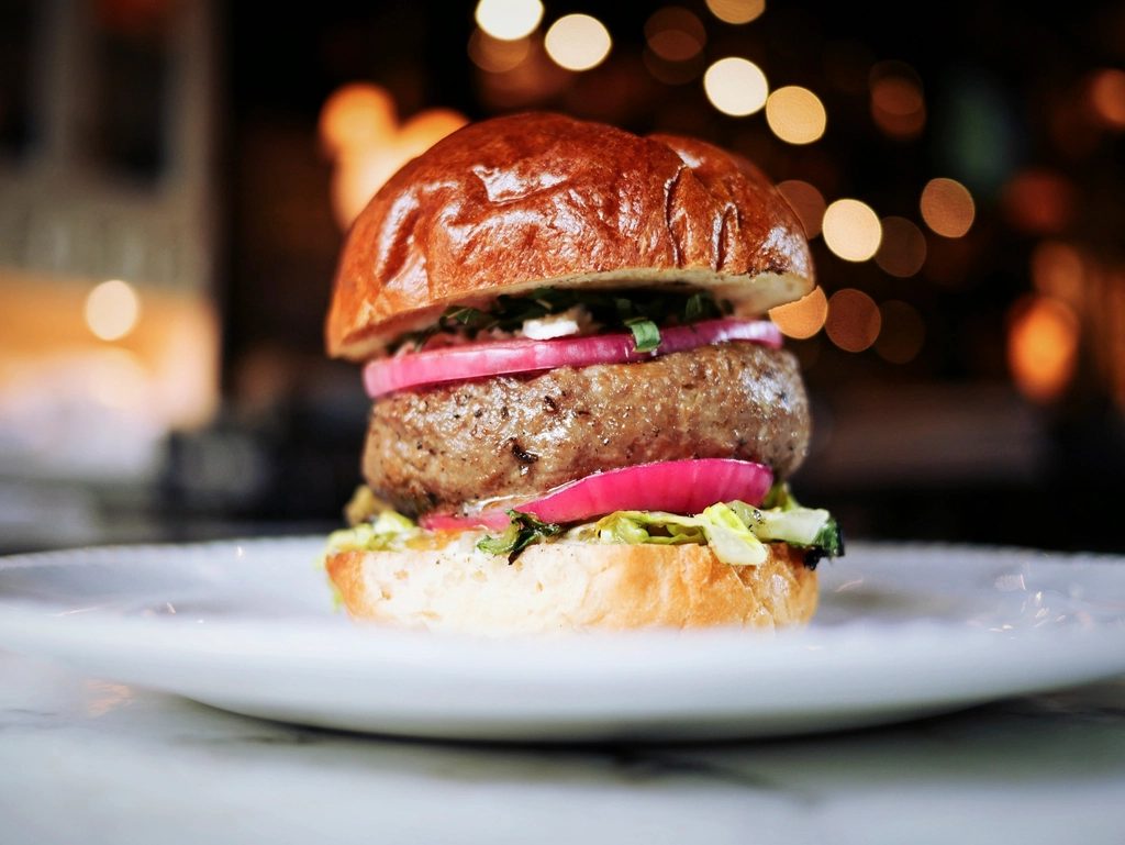 Uber Eats で売上が伸びたバーガー店の一皿