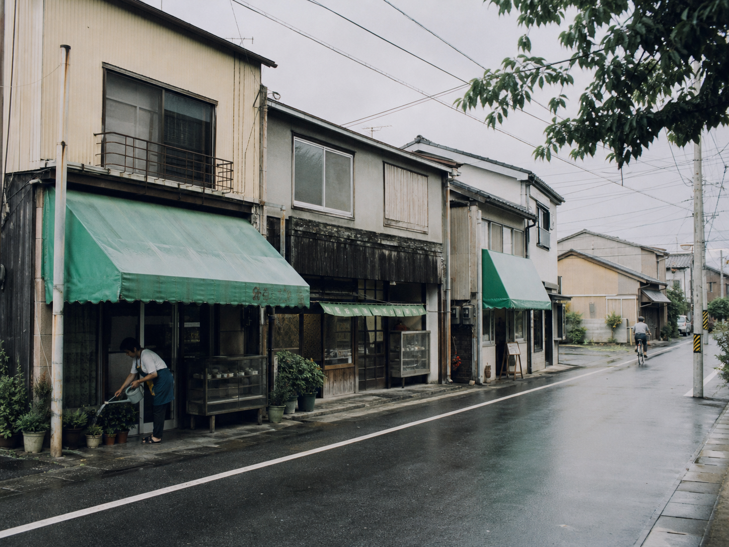 雨上がりの地域の商店街に並ぶ飲食店