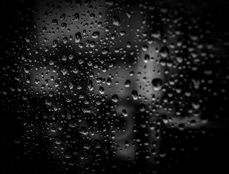 雨の日 — デリバリー需要が高まる季節の窓辺