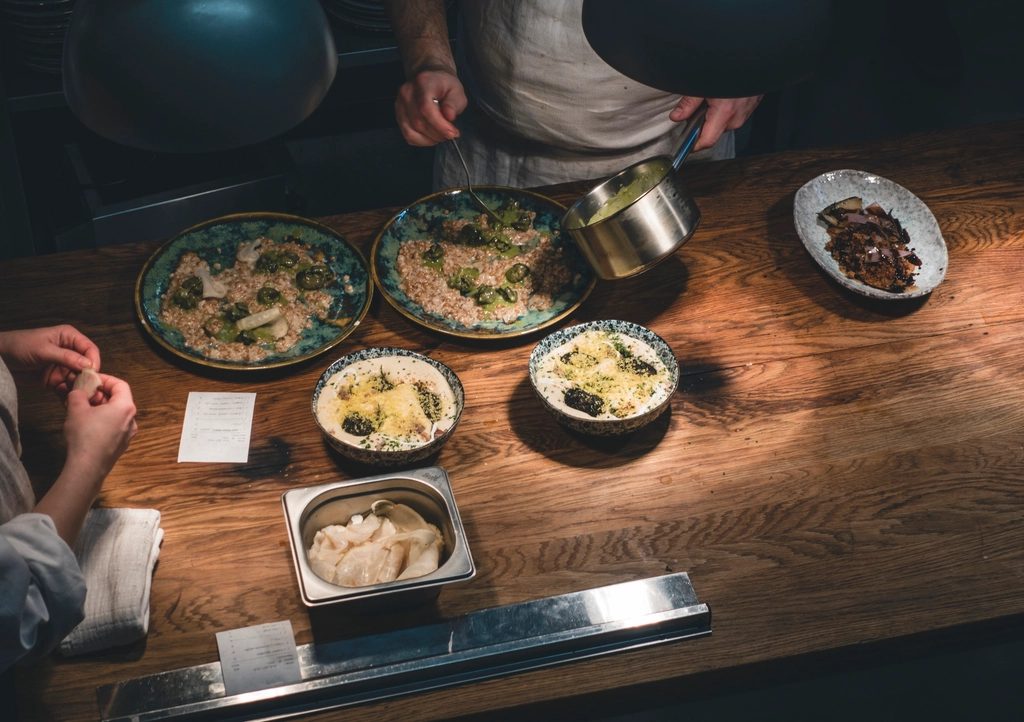 デリバリー向けに料理を仕上げる飲食店の厨房