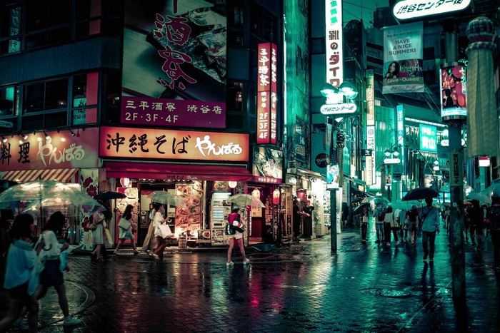 フードデリバリー需要が広がる都市の夜