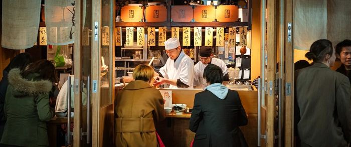 注文が集まる繁盛店の店内