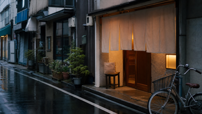 雨の日の商店街にある飲食店の入口