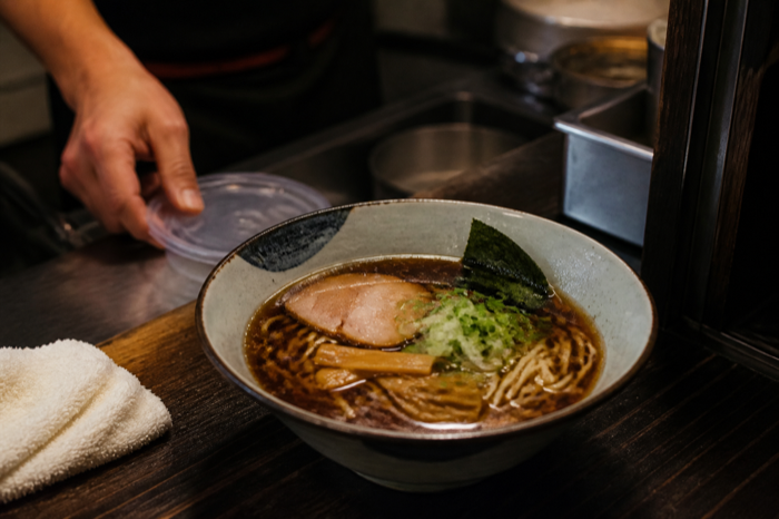 営業前に仕上げるラーメン店の醤油ラーメン