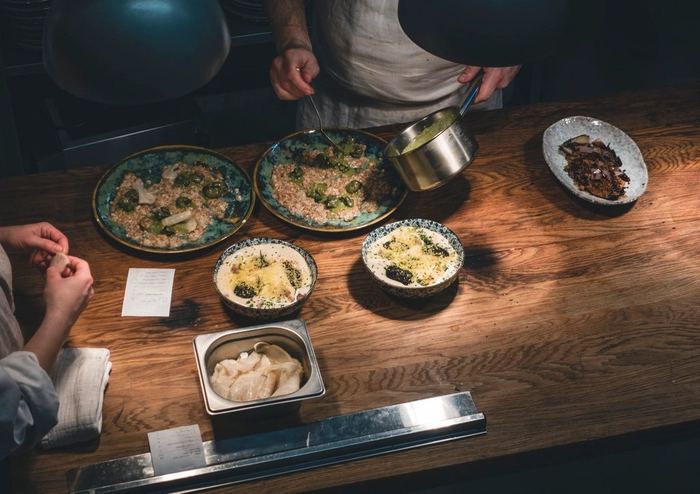 デリバリー向けに料理を仕上げる厨房
